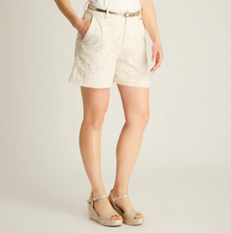 BERMUDA CRUDO CON BRODERIE Y CINTURON
